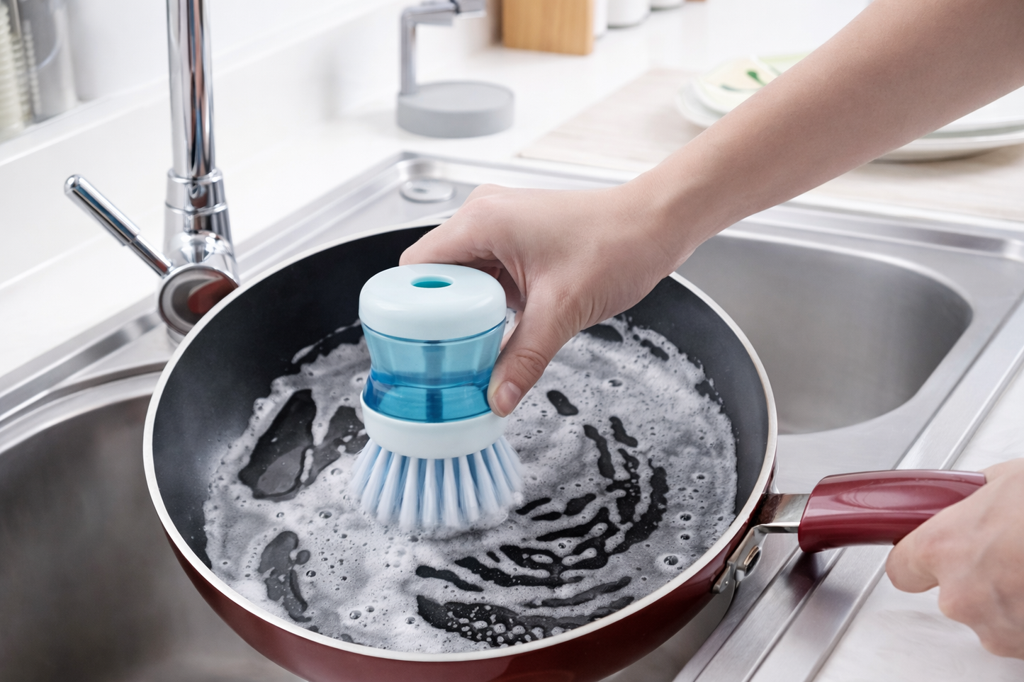 Cepillo limpieza con dispensador jabon