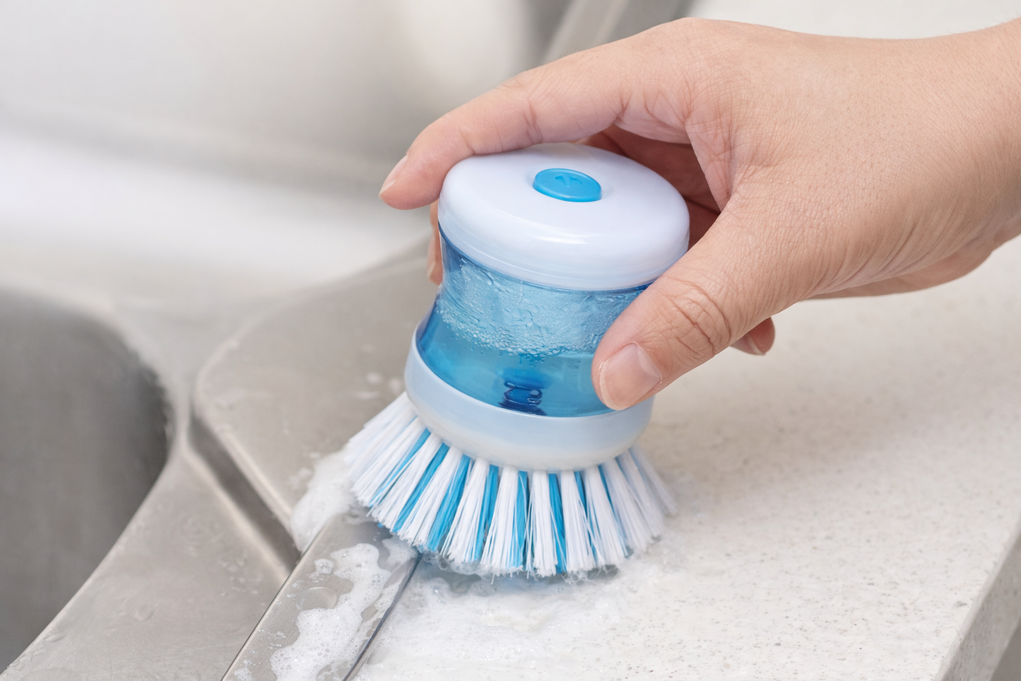 Cepillo limpieza con dispensador jabon